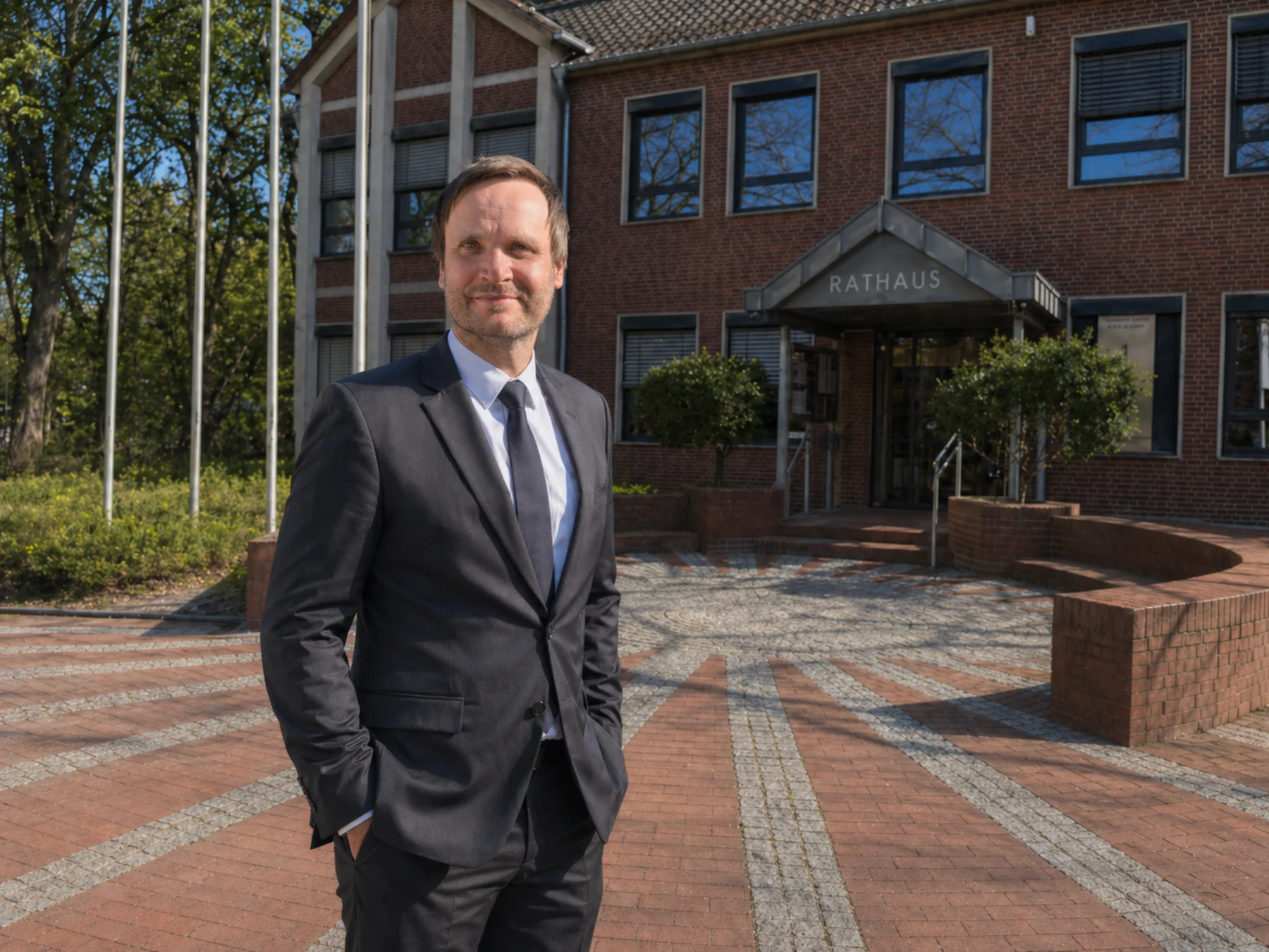Felix Johne vor dem Rathaus der Samtgemeinde Lachendorf